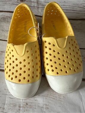 Old navy yellow sneakers nwt 10